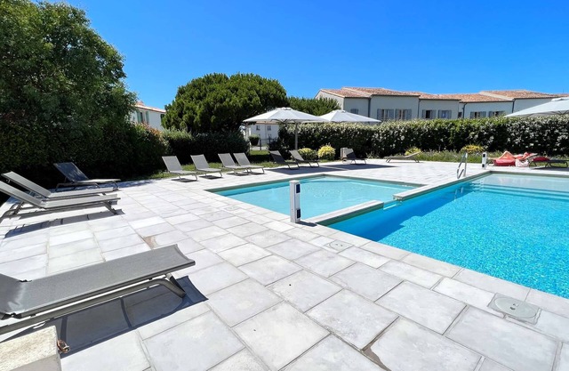 Pretty house in residence - yard - pool - parking