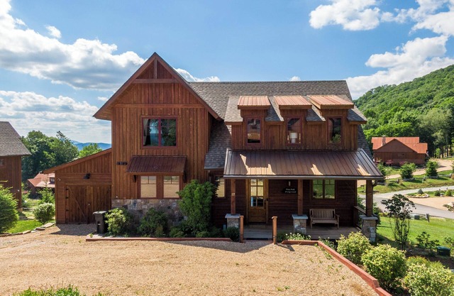 Price Peak - Eagles Nest Village, great views, hot tub, and pet friendly