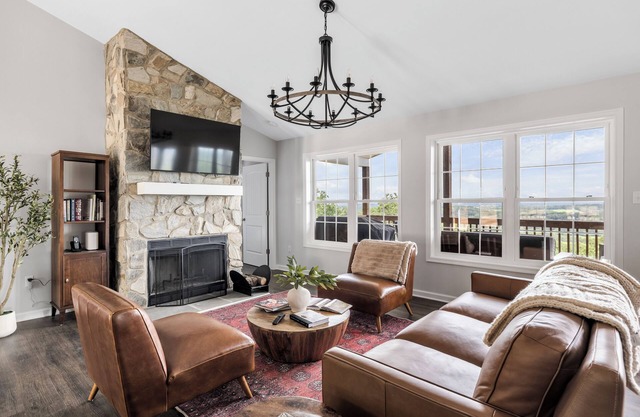 "Prima BnB" a Superb 4-bedroom cottage on the mountain near Front Royal
