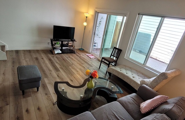 Prime location - 2-bedroom townhome in Pleasanton with AC, WiFi