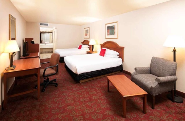 Prime Location! Onsite Pool, Free Parking, Breakfast, Pets Allowed!