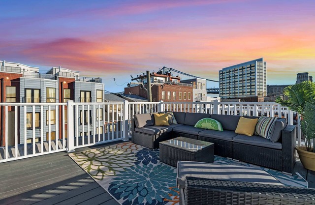 Prime Old City Condo: Free Parking + Skyline Views