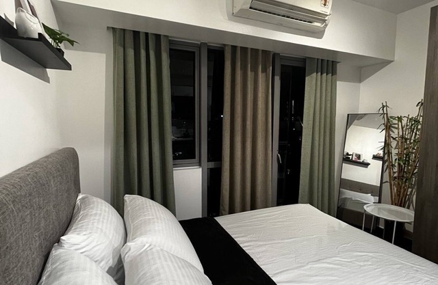 Prime Posh Condo in Makati Central. Free Pool Access.