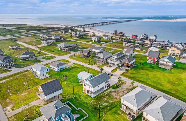 Prime | Steps to Beach | Large Deck | Modern