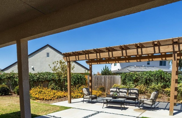 Pristine 3bed 2 bath bungalow in a safe suburban family friendly neighborhood.