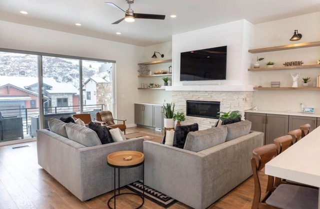 Pristine 3BR w/Hot Tub - 15min to Park City!