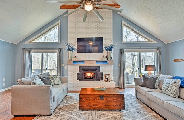 Pristine Lake Barkley Escape w/Deck, Porch & Bar!