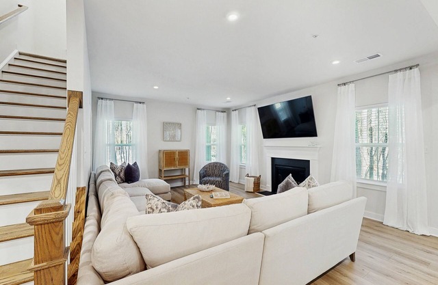 Pristine single family home w/pool & clubhouse access, patio, central AC & WiFi