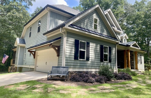 Privacy, view & location in one! Secret garden 4 bedroom Senoia home on 5 acres