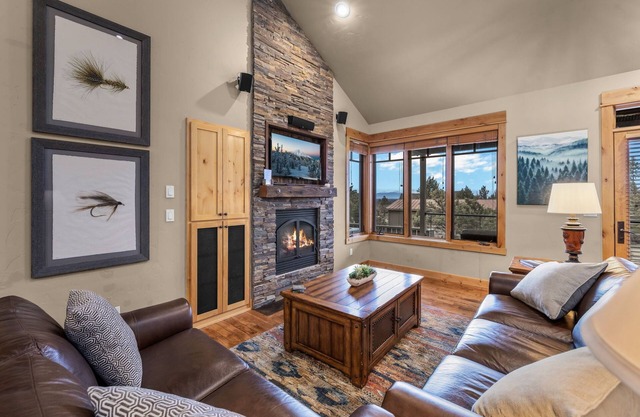 Private 2-King Luxury Cabin at Brasada Ranch: pools, golf, hot tubs and more!