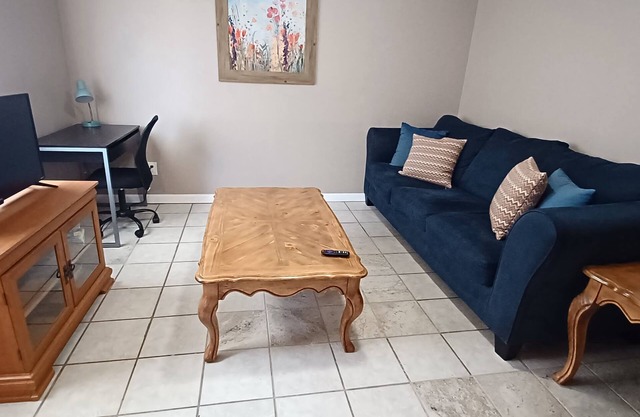Private 2br apt with AC,washer/dryer, Wifi, near UNM,hospitals,CNM,airport,I-25
