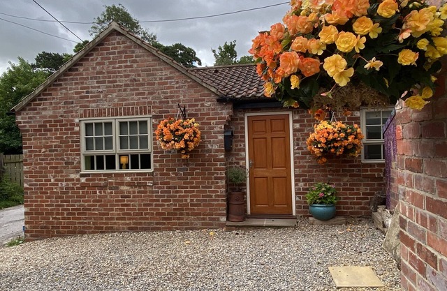 Private Annex, Parking, Wifi, 2mins to J48 A1 M1