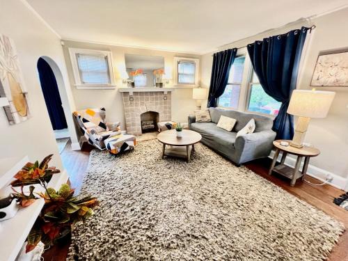Private Bedroom Suite 1 in Cozy Comfy Bungalow 10 min from downtown