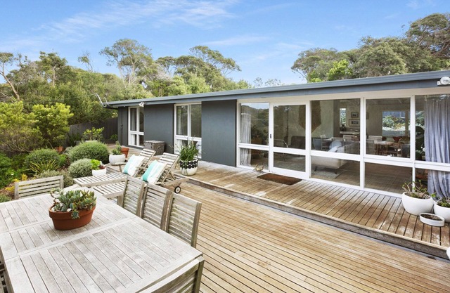 Private coastal getaway, alfresco dining, Back beach locale (sleeps 7)