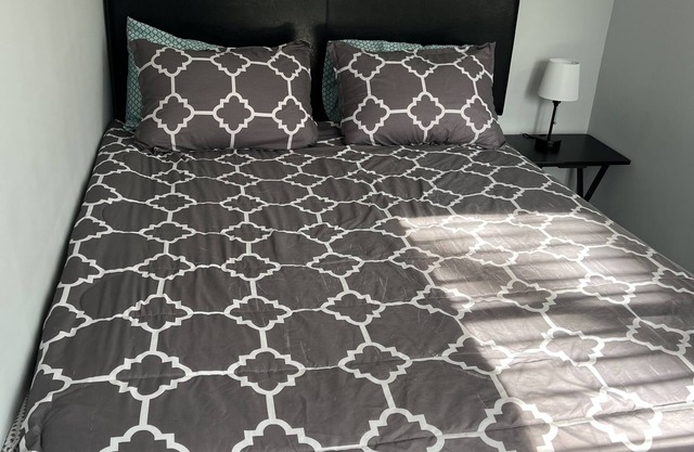 Private cozy level w/TV, 15 Min to ATL,Hawks Arena