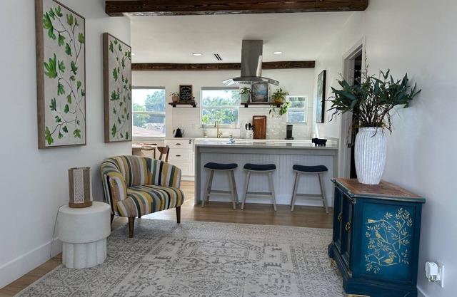 Private duplex (second floor) centrally located to beaches and the city of Miami.