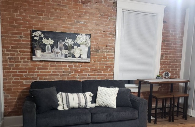 Private entrance 2 bedroom lower level apartment with wifi