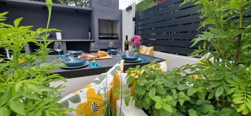 Private fenced garden with BBQ area minutes from the beach - Urban Secret Kantrida