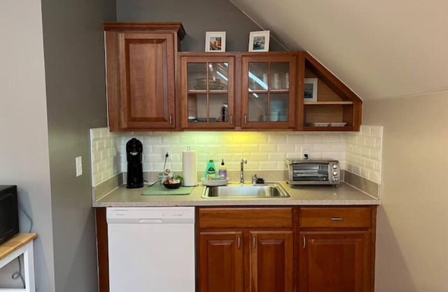 Private, great loc - ideal for long/short stay!