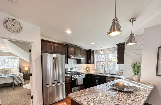 Private Guest Suite- Pool⭐Family & Dogs Friendly⭐City & Quiet Living