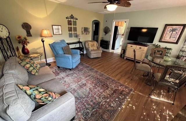 Private Happy 2 BDRM Home Public Beach & Marina with Restaurant Minutes Away