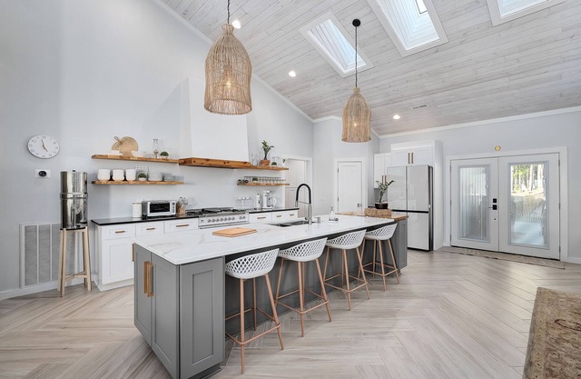 Private Heated Pool, Fishing pond, zip line. Private 10 acre getaway!