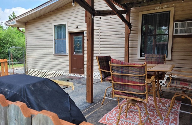 Private Hide-a-way Farmhouse Apartment. Pet Friendly & Horses!