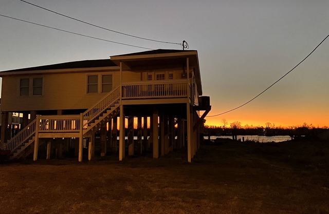 Private Home, Charter Fishing and Ecotourism. Only 25 miles to French Quarter.