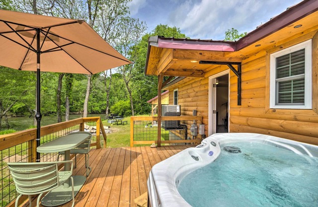 Private Hot Tub: Tuckasegee River Couple's Escape
