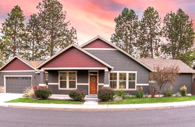 Private Hot Tub ~ Walking distance to Old Mill ~ Fireplace