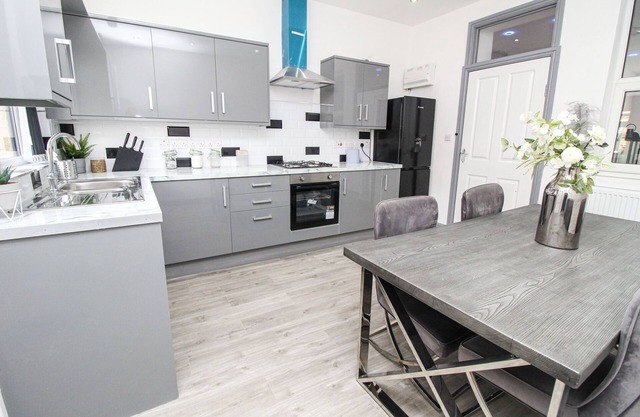 Private House Sleeps 9 With Wi-fi