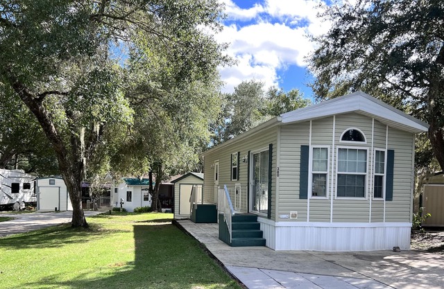 Private lake community with boat ramp, beach and close proximity to Ocala hiking