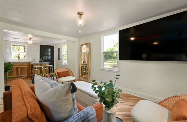 Private Leaning Cottage Retreat! (Pets Welcomed)