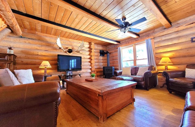 Private log cabin resort, 30 people, pool, spa, games room, and +.
