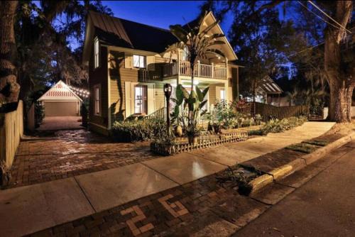 Private Luxury Cottage Close to Downtown