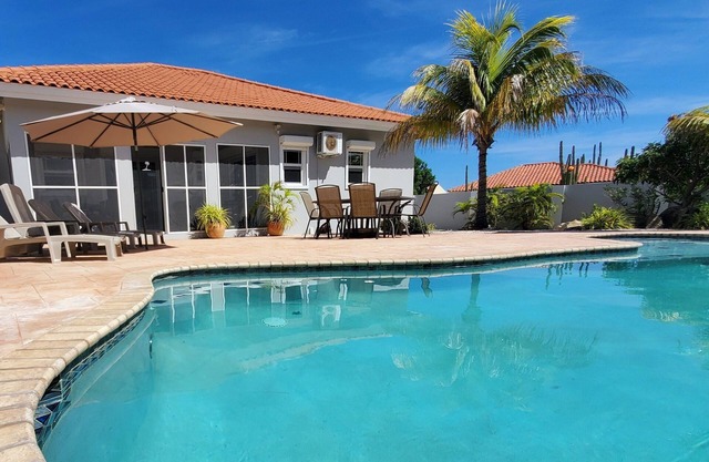 Private Oasis-3BR w/Pool & Garden – 1 .1miles to Palm Beach, Ideal for Families