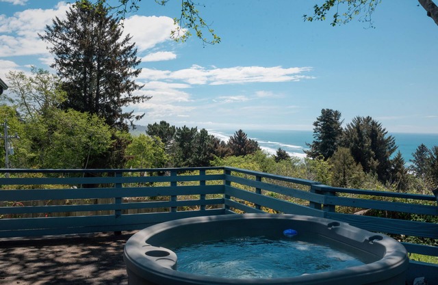Private oasis, convenient location in Trinidad w/hot tub, sauna & ocean views!