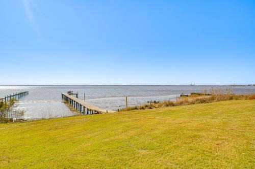 Private Patio and Hot Tub Bayside Home in Pace!