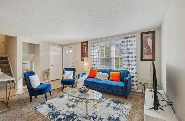 Private pool. 3-bedroom house with 5beds 1kingbed,2fullbeds &2twinbeds. DC ,VA