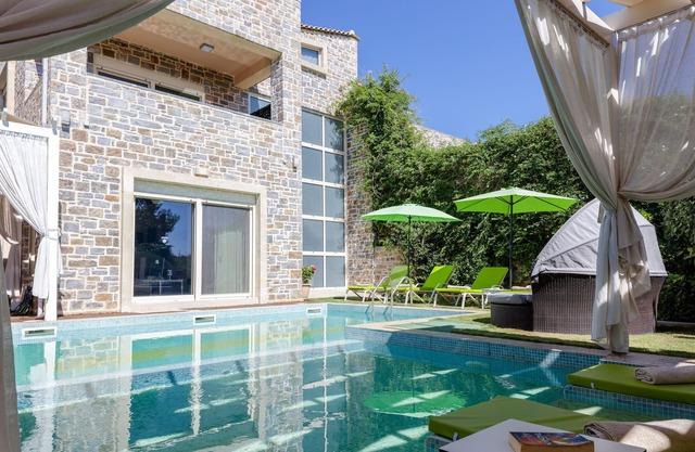 Private Pool, Accessible with 2km to the Beach!