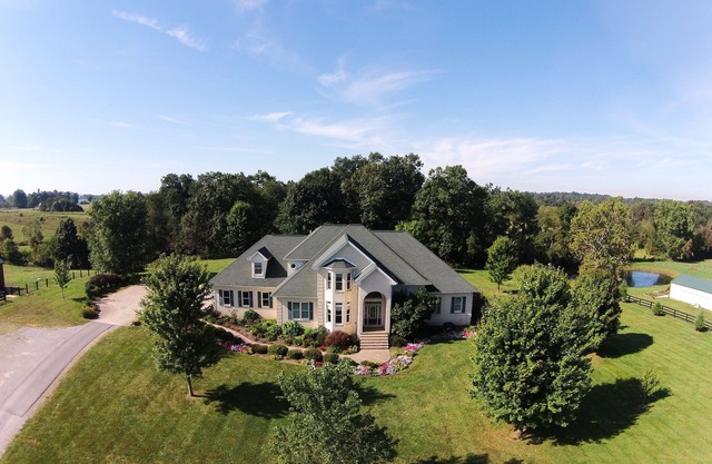 Private pool and fishing pond. Luxurious estate with 6 bedrooms and 6 bathrooms.