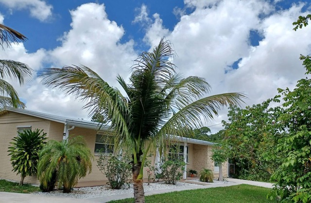 Private, relaxing 1 bedroom vacation home & free parking