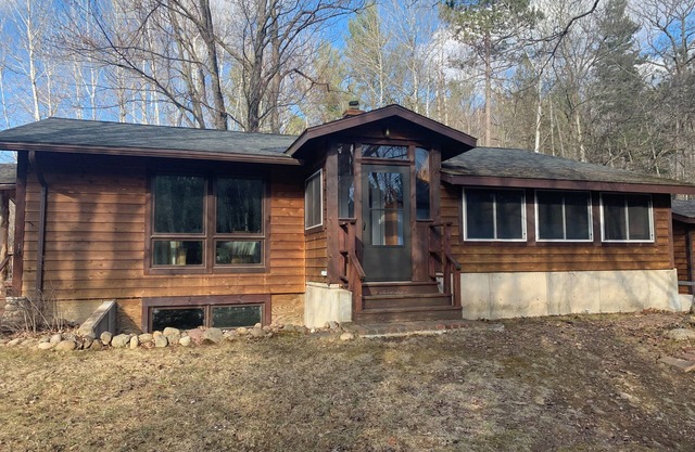 Private, secluded 2-bedroom house with King, Queen beds near Cable with WiFi, AC