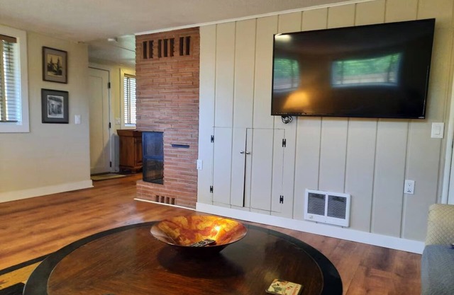 Private & Spacious Daylight Basement Apartment with Kitchen