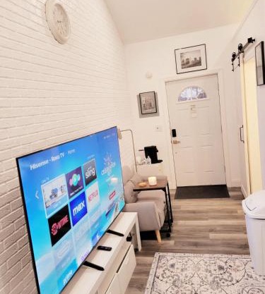 Private studio guesthouse in Watertown CT