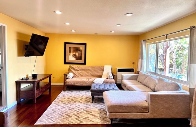 Private Suite in Little Hill for Extended Stay. Pet Friendly!