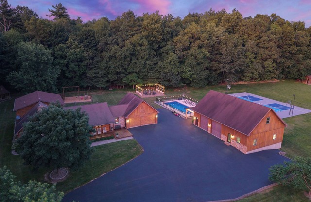 Private Upscale Cabin, secluded w/pool and hot tub