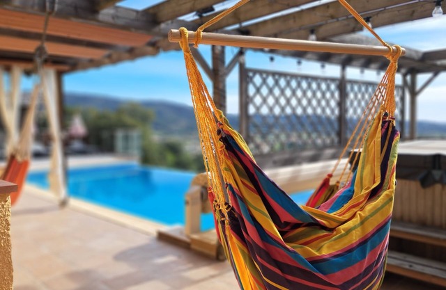 Private Villa, heated infinity pool, Jacuzzi & Sauna 3.5km from the sea.