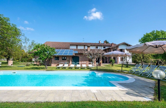 Private Villa with hot tub, private pool, WIFI, TV, patio, pets allowed, panoramic view, parking