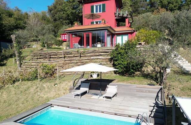 Private Villa with private pool, WIFI, TV, patio, panoramic view, parking, close to La Spezia